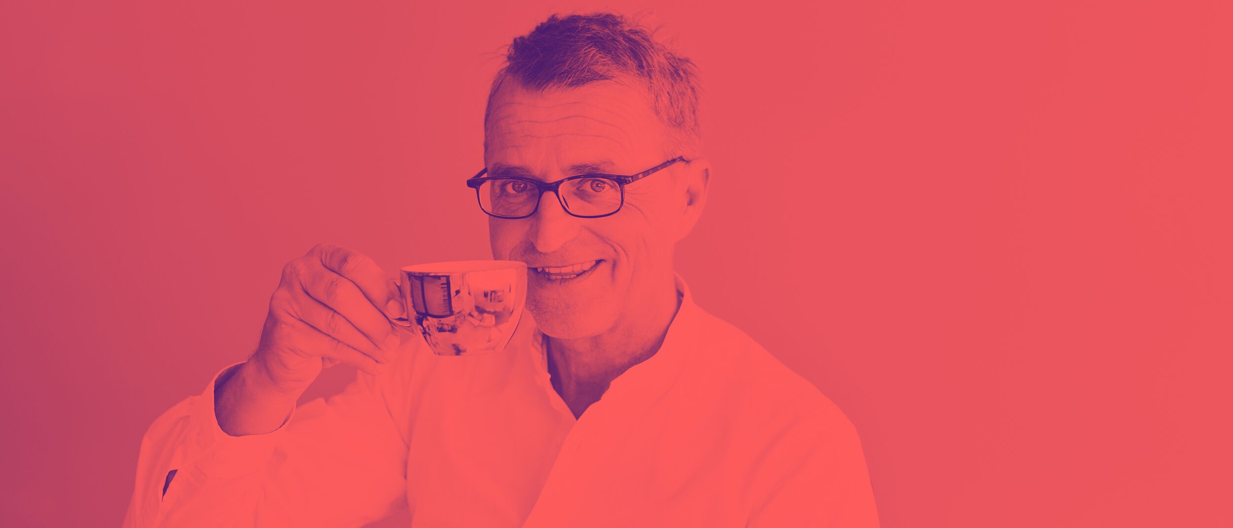 Kaffee trindender Mitarbeiter